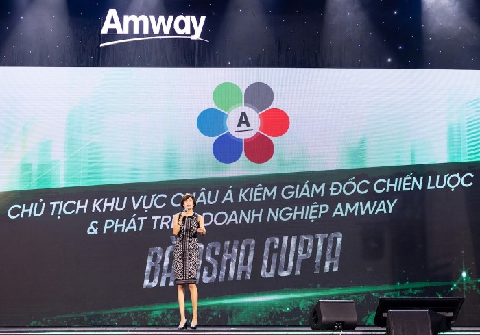Bà Asha Gutap – Chủ tịch khu vực Châu Á, Giám đốc Chiến lược và phát triển doanh nghiệp Amway chúc mừng Nutrilite kỷ niệm 90 năm