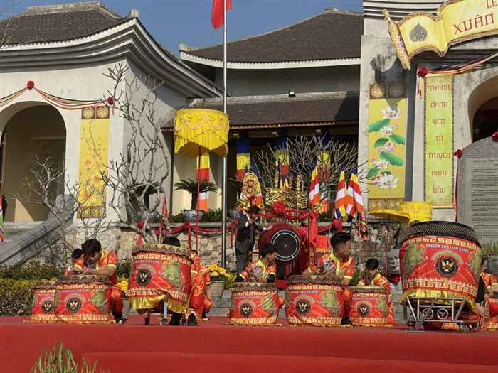 Ông Cao Tường Huy, quyền Chủ tịch UBND tỉnh Quảng Ninh đánh trống khai hội Xuân Yên Tử 2023