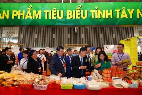 Trên 1000 gian hàng sẽ hội tụ tại Hội chợ hàng Việt Nam tiêu biểu xuất khẩu cùng Hội chợ về quà tặng, quà lưu niệm