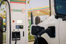 Sạc xe & bán lẻ: Mô hình tiện lợi thời xe điện