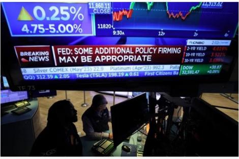 Chứng khoán Mỹ 'trượt dốc' do Fed nâng lãi suất, Dow Jones mất hơn 500 điểm