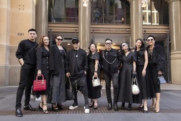 Diễn viên Diễm My, Lan Ngọc diện tông xuyệt tông đen gây chú ý trên đường phố Sydney