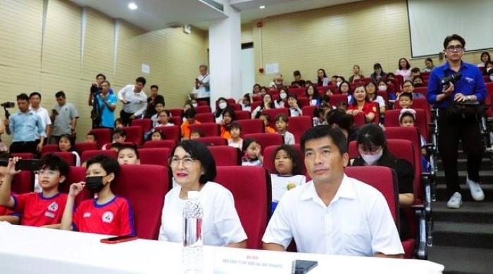 Ông Lê Công Anh Dũng (hàng đầu, bên phải) – Chánh văn phòng SAWACO tham dự lễ khai mạc cuộc thi