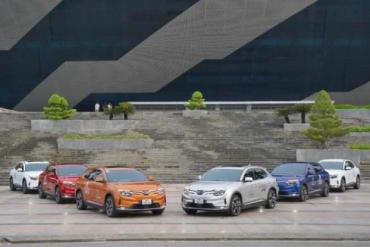 Dàn xe điện VinFast rực rỡ sắc màu khuấy đảo đường phố Đà Nẵng