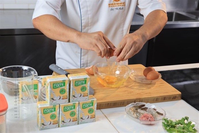 Đánh trứng trước khi cho sữa đậu nành vào. Ảnh: NVCC