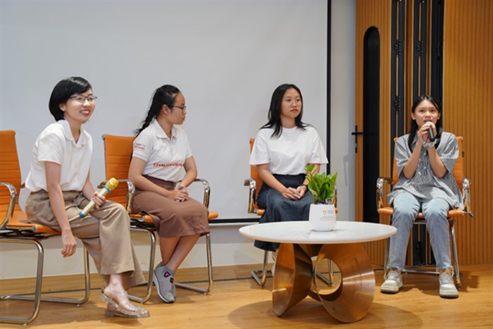 Alumni Thảo Phan, học sinh Cẩm Tú, học sinh Nguyên Thảo, học sinh Minh Khuê (từ trái sang phải)