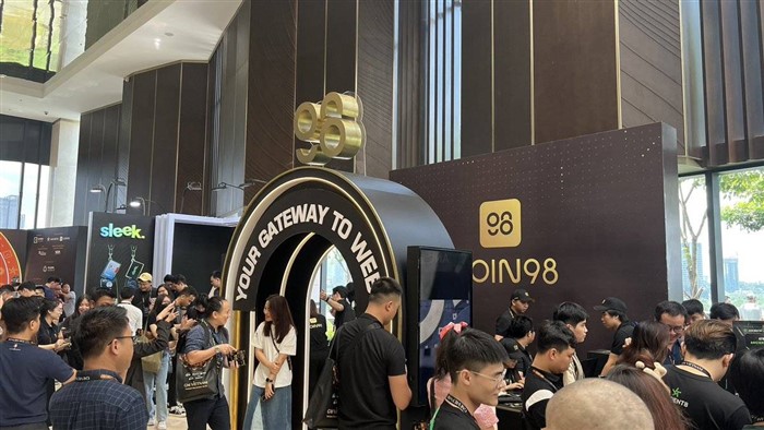 Các bạn trẻ chụp hình check-in cùng Coin98