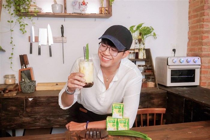 Trang trí thêm bằng chiếc lá dứa đẹp mắt như ở tiệm. Ảnh: NVCC