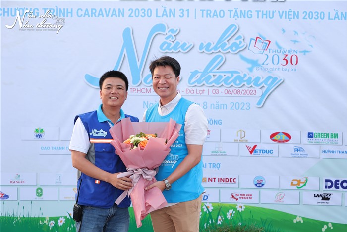 Trưởng Ban tổ chức chương trình tặng hoa tri ân Đơn vị tài trợ kim cương