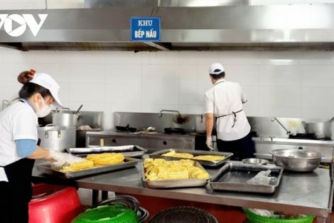 Phụ huynh trả tiền, sao không được chọn đơn vị cung cấp bữa ăn bán trú cho con?