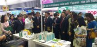Rất đông khách tham quan đã đến Triển lãm Pharmed & Healthcare Vietnam/Vietnam Beautycare Expo 2022 trong ngày đầu khai mạc