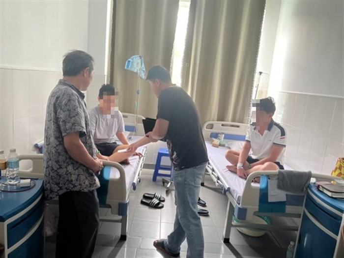 Gia đình chủ tiệm bánh mì Phượng đến các bệnh viện thăm hỏi nạn nhân bị ngộ độc thực phẩm sau khi ăn bánh mì (Ảnh: Gia đình cung cấp)