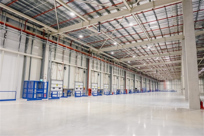 Với diện tích trên 20.000 m2 và khả năng mở rộng lên đến 50.000 m2, cơ sở kho bãi mới của FM Logistic Việt Nam được trang bị 78 cửa xuất nhập hàng