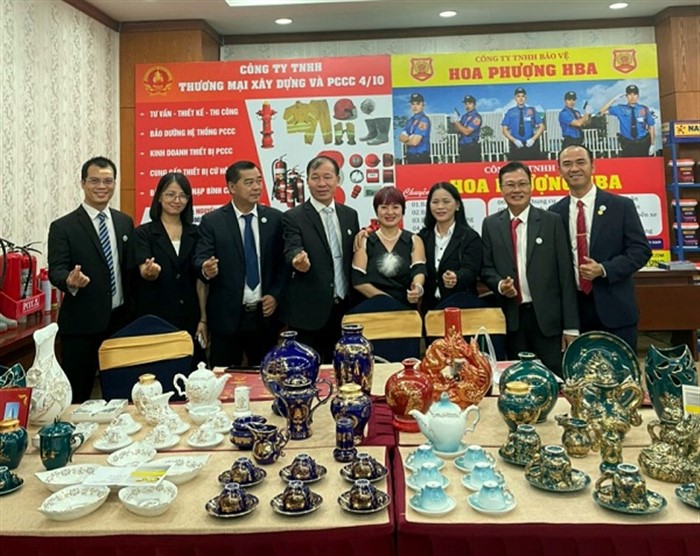 BCH Hiệp hội Doanh nghiệp HVG cùng khách mời thăm quan gian hàng của Hội viên