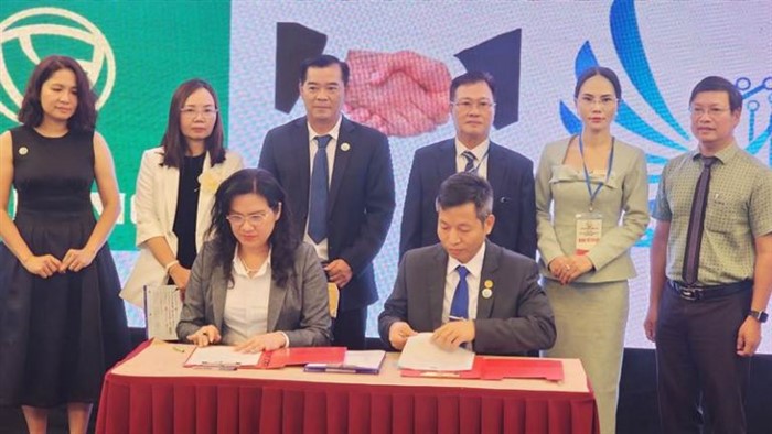 Đại diện Viện Phát triển Kinh tế số, Đại diện HVG và lãnh đạo các doanh nghiệp hội viên tiến hành ký kết hợp đồng hợp tác về chuyển đổi số với Viện Kinh tế số (MOU)