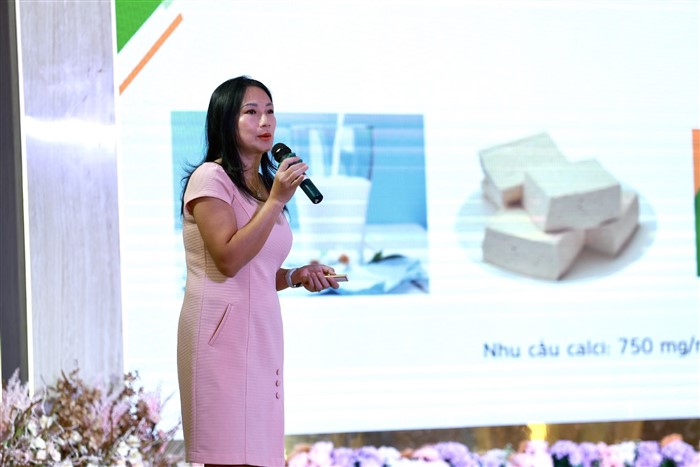 Bác sĩ CKI Đào Thị Yến Thuỷ chia sẻ kiến thức dinh dưỡng cân bằng cho các thầy cô và học sinh.