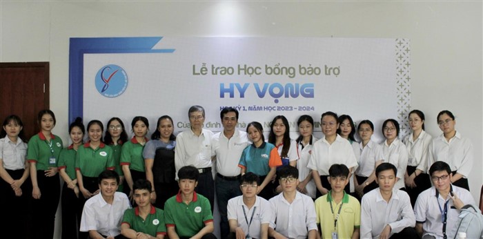 Trao học bổng bảo trợ học tập cho tân sinh viên