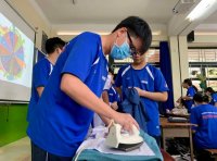 Học sinh lớp 10 học là ủi quần áo, dọn phòng, nấu ăn cho bạn bè trong giờ học chính khóa