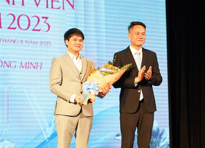 Ban Tổ chức tặng hoa ông Nguyễn Văn Dự – Chủ tịch CTCP Tập đoàn FCF (FCF Group) – đơn vị đồng hành với cuộc thi