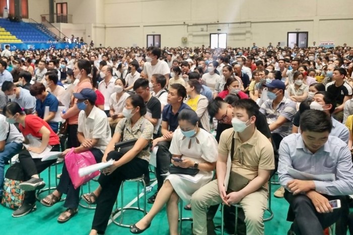 Hàng nghìn người xếp hàng mua nhà ở xã hội NHS Trung Văn 