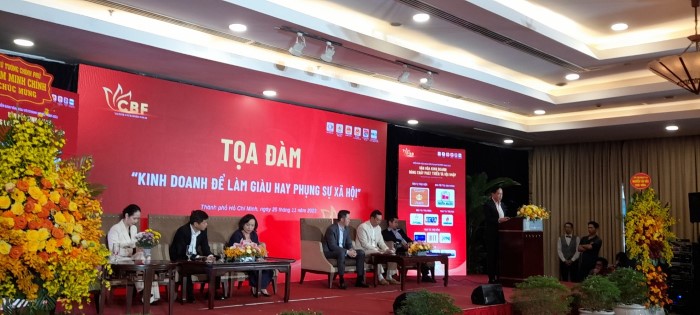 Phiên tọa đàm và tranh luận với chủ đề “Kinh doanh để làm giàu hay phụng sự xã hội?” 