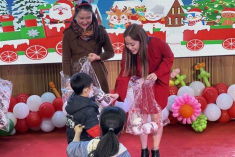 VITA CLINIC và VINACAPITAL FOUNDATION mang giáng sinh yêu thương đến với 500 bệnh nhi tại bênh viện Nhi Trung ương